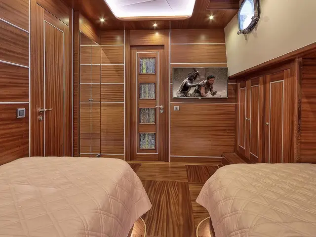 Yacht Dragon Fly cabin