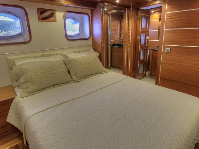 Yacht Dragon Fly cabin