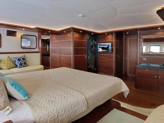 Yacht Dragon Fly cabin