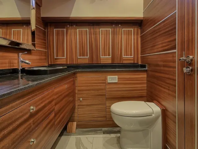 Yacht Dragon Fly cabin bathroom