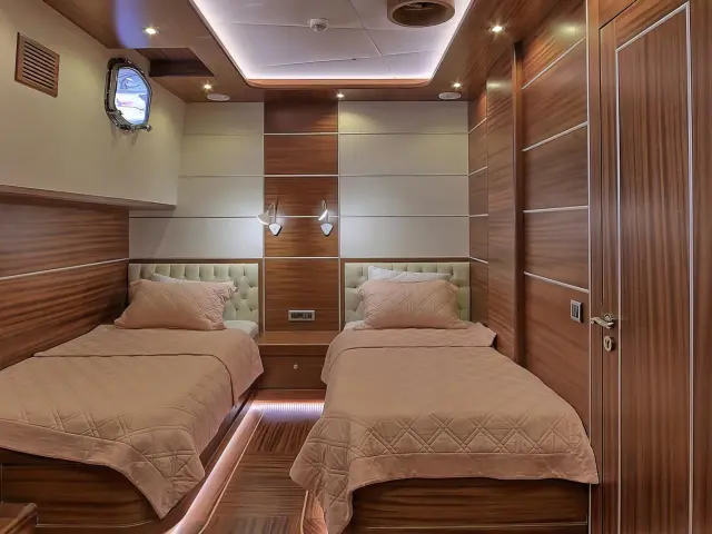 Yacht Dragon Fly cabin