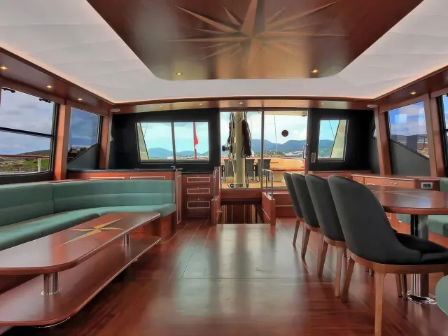 Yacht Dragon Fly saloon