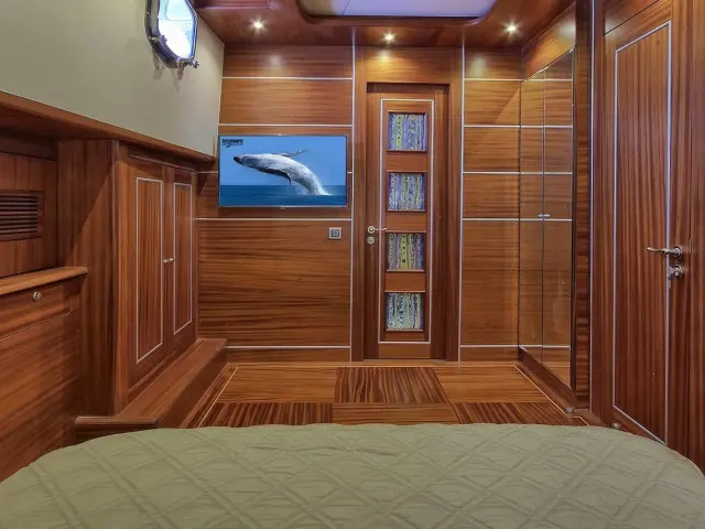 Yacht Dragon Fly cabin