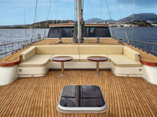 Yacht Dragon Fly deck