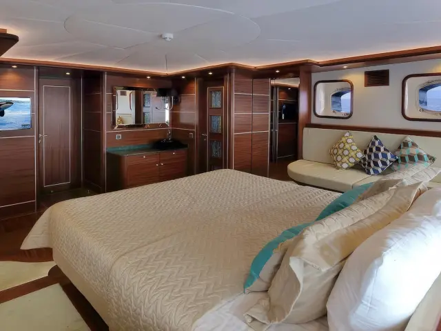 Yacht Dragon Fly cabin
