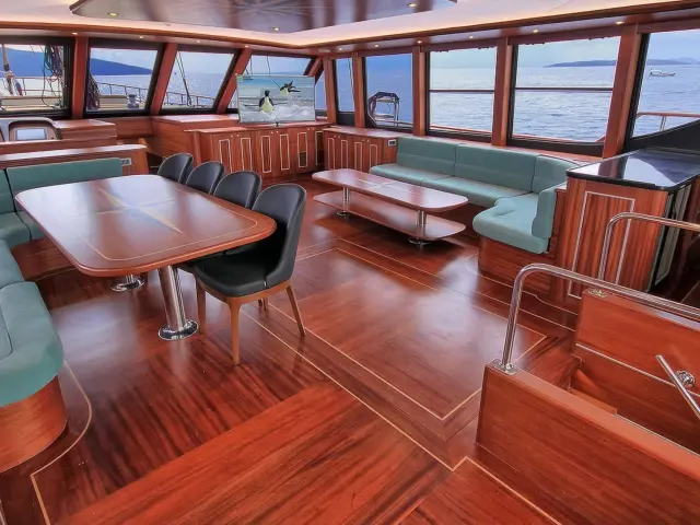 Yacht Dragon Fly saloon