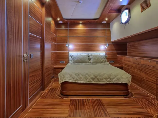 Yacht Dragon Fly cabin