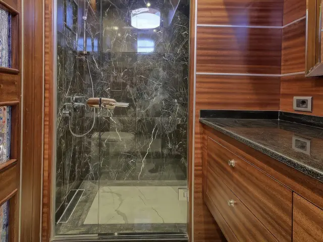 Yacht Dragon Fly cabin bathroom