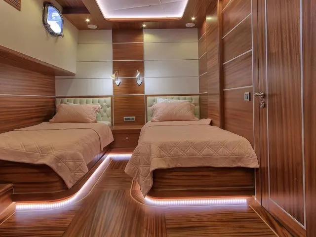 Yacht Dragon Fly cabin