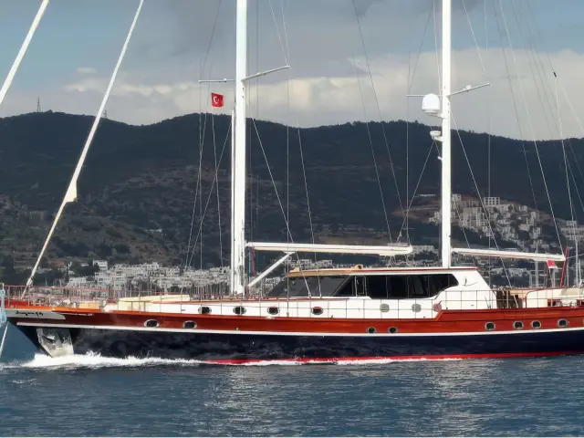 Yacht Dragon Fly side view