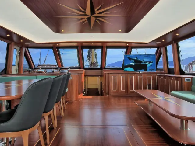 Yacht Dragon Fly saloon