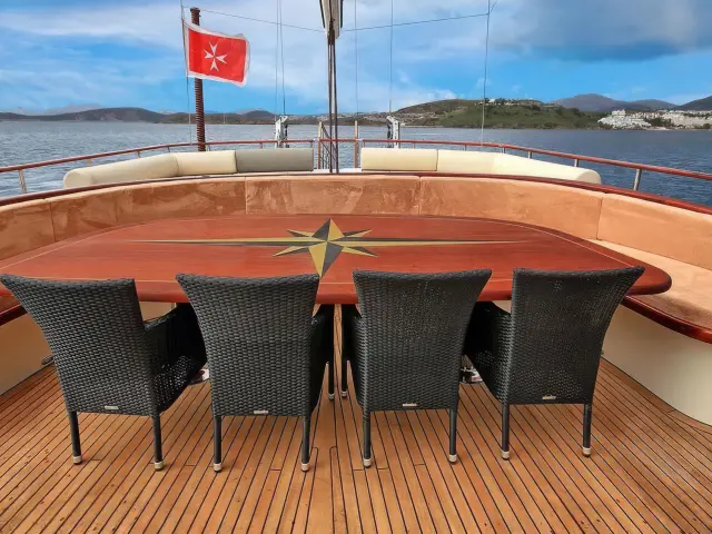 Yacht Dragon Fly dining table