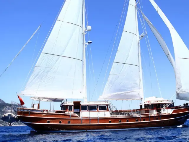 Yacht Nurten A sailing