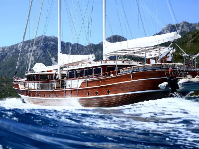 Yacht Nurten A side view