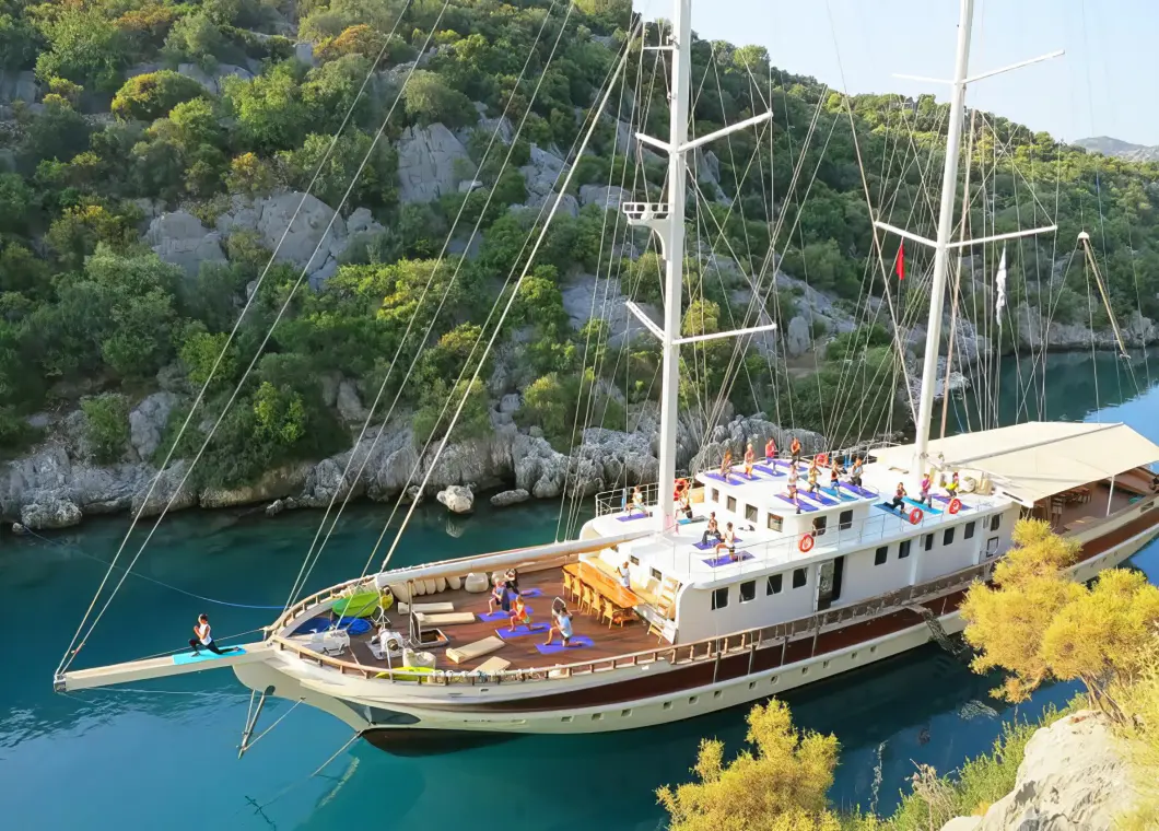 Yacht Tersane 8 on anchor