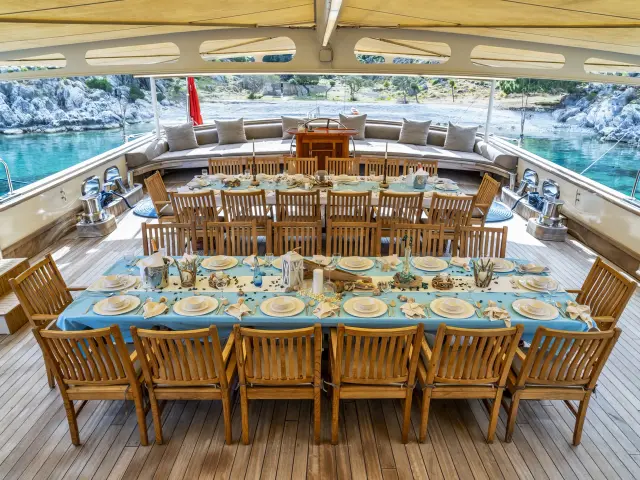 Yacht Tersane 8 dining table