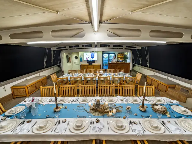 Yacht Tersane 8 dining table