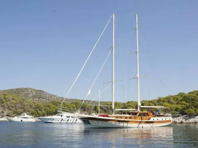 Yacht Erato side view