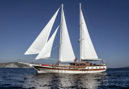 Yacht Erato sailing