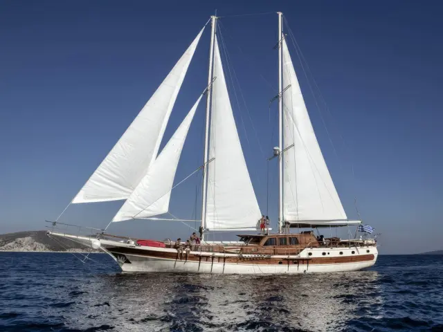 Yacht Erato sailing