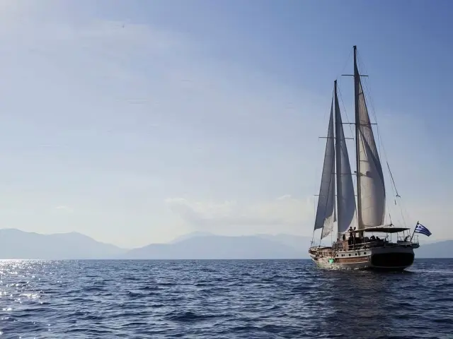 Yacht Erato sailing