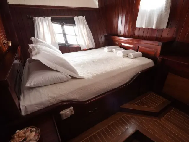 Yacht Erato cabin