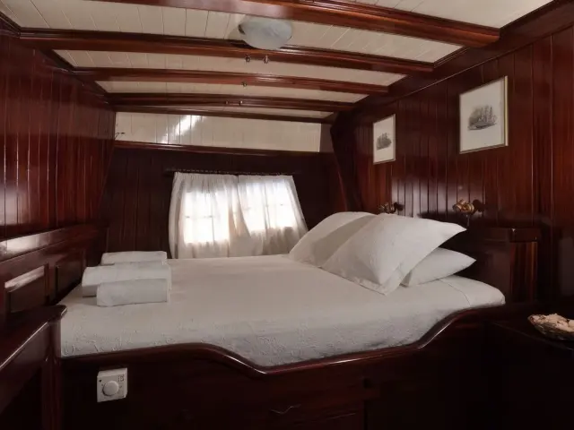 Yacht Erato cabin