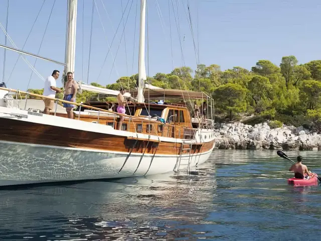 Yacht Erato side view