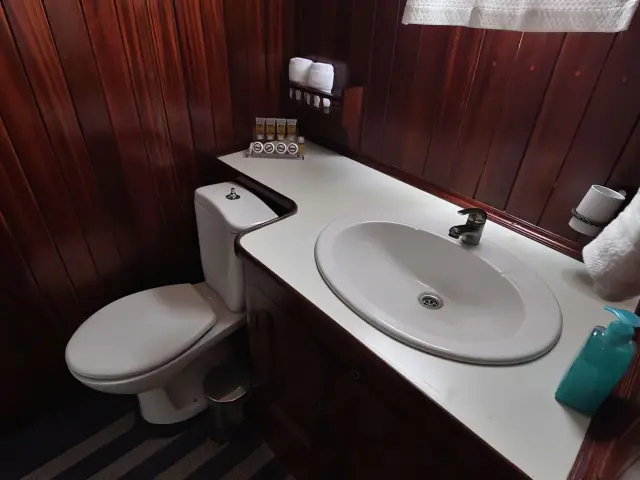 Yacht Erato cabin bathroom