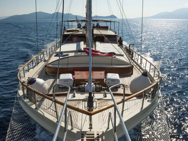 Yacht Erato front view