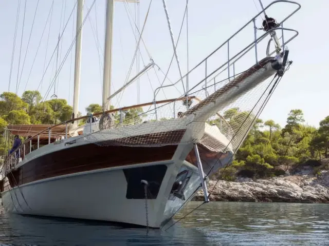 Yacht Erato front view