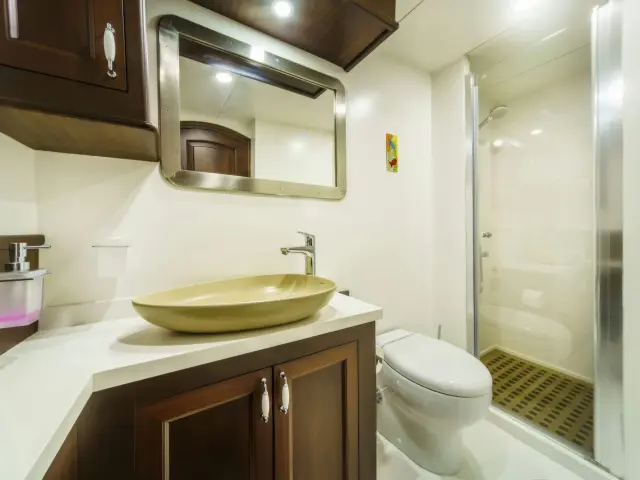 Yacht Virtuoso cabin bathroom