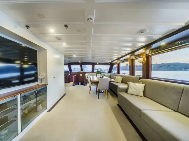 Yacht Virtuoso saloon