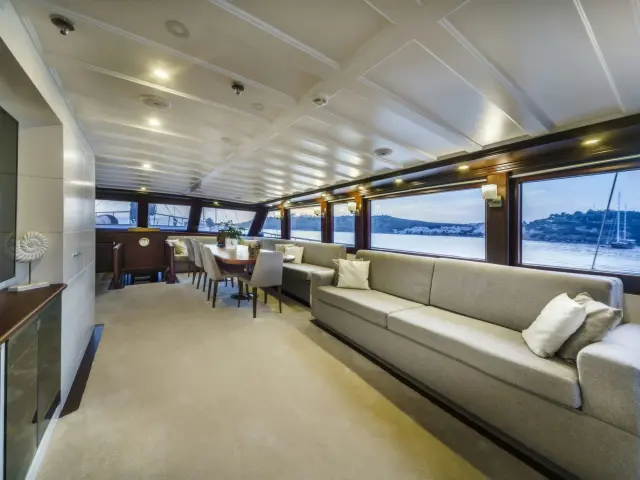 Yacht Virtuoso saloon