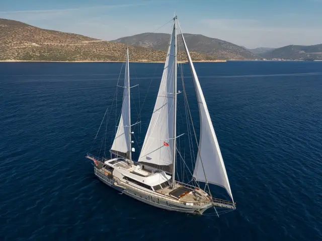 Yacht Virtuoso aerial view