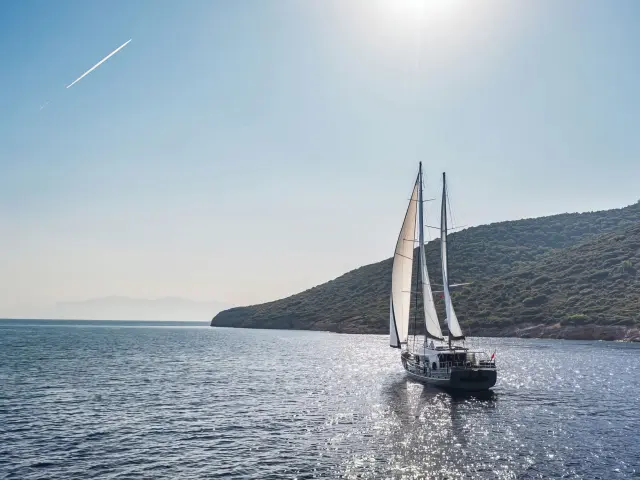 Yacht Virtuoso sailing