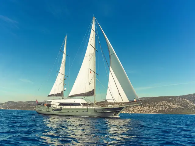 Yacht Virtuoso side view