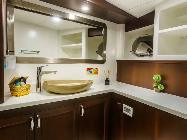 Yacht Virtuoso cabin bathroom