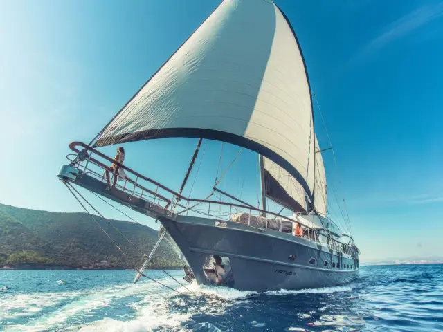 Yacht Virtuoso front view