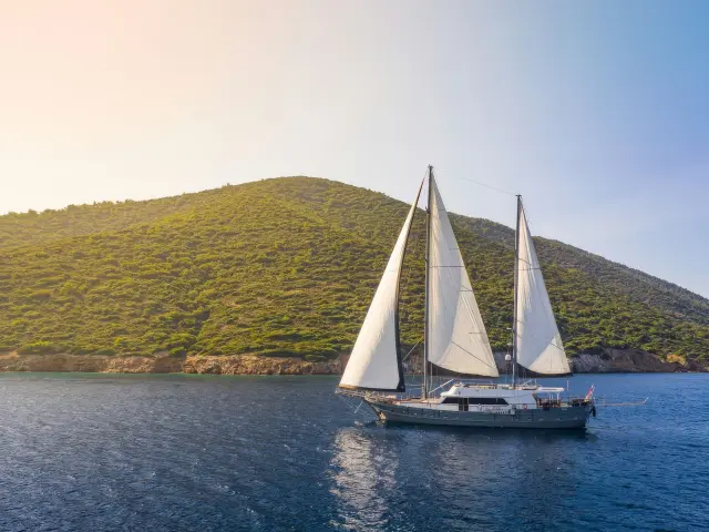 Yacht Virtuoso sailing