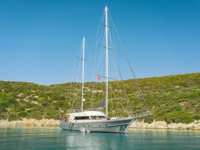 Yacht Virtuoso on anchor