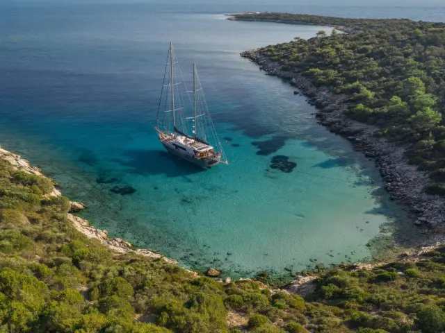 Yacht Virtuoso on anchor