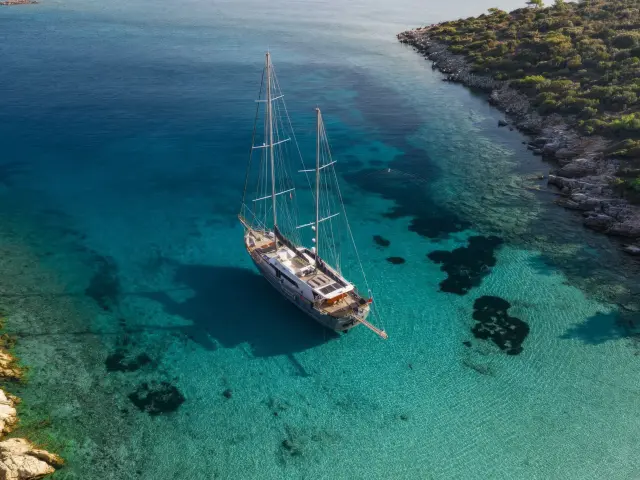 Yacht Virtuoso on anchor