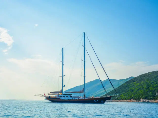 Yacht Papa Joe side view