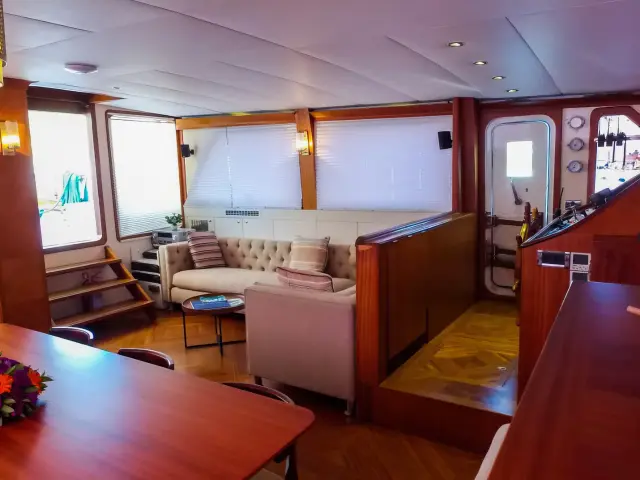 Yacht Papa Joe saloon