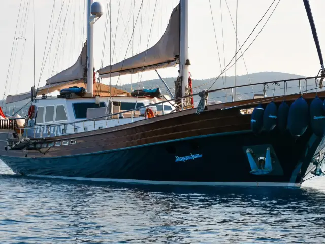 Yacht Papa Joe side view