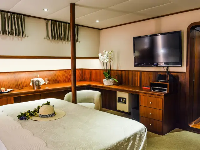 Yacht Papa Joe Yacht Papa Joe cabin