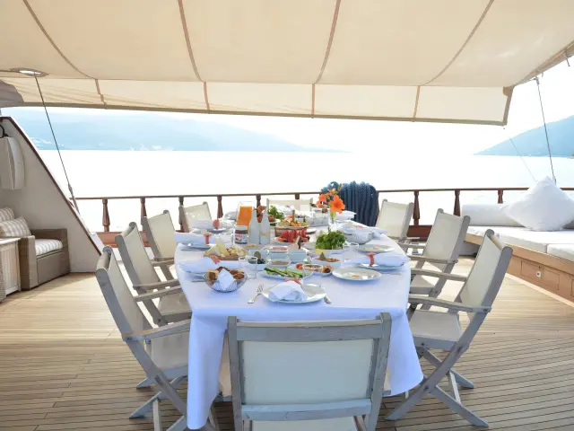 Yacht Papa Joe dining table
