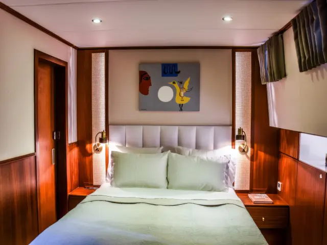 Yacht Papa Joe cabin bathroom