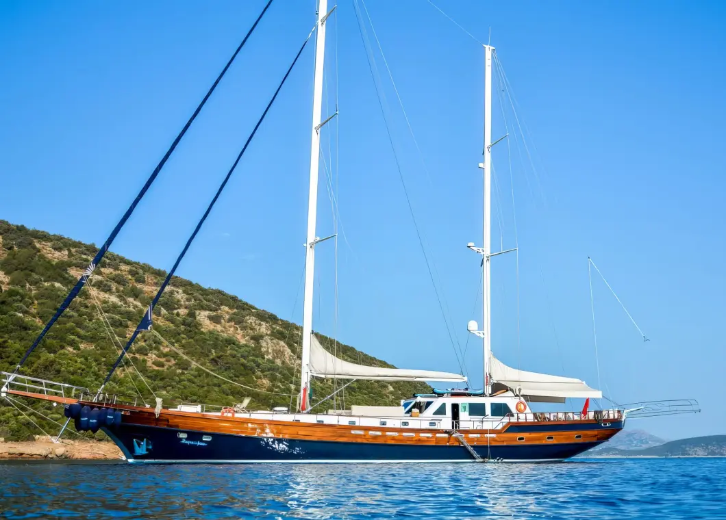 Yacht Papa Joe side view